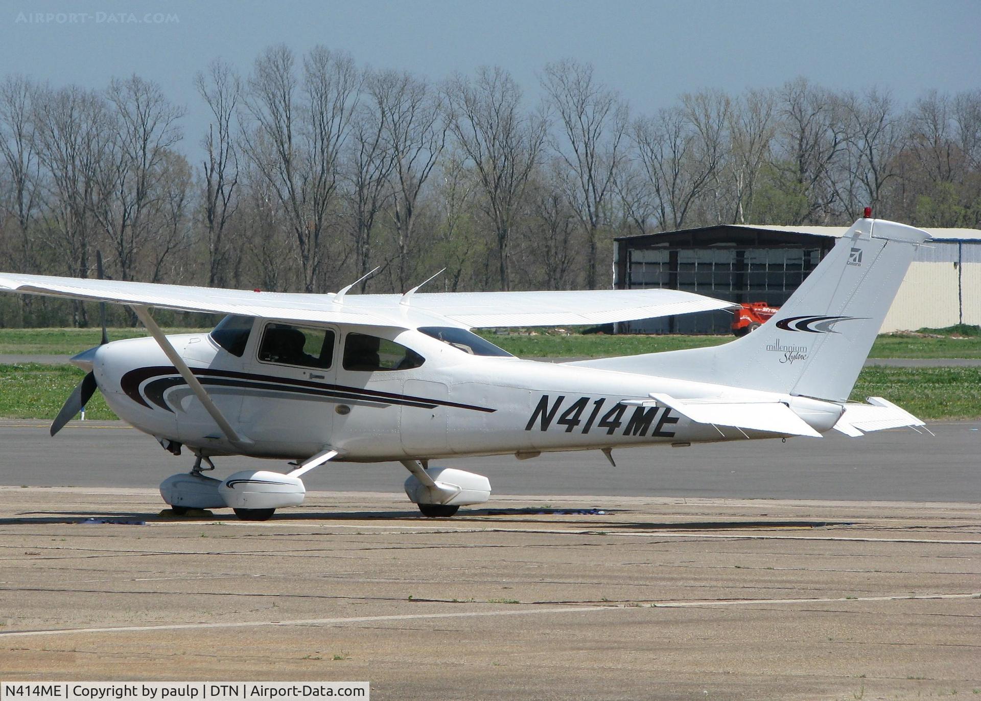 N414ME, 2000 Cessna 182S Skylane C/N 18280865, Parked at the Shreveport Downtown airport.