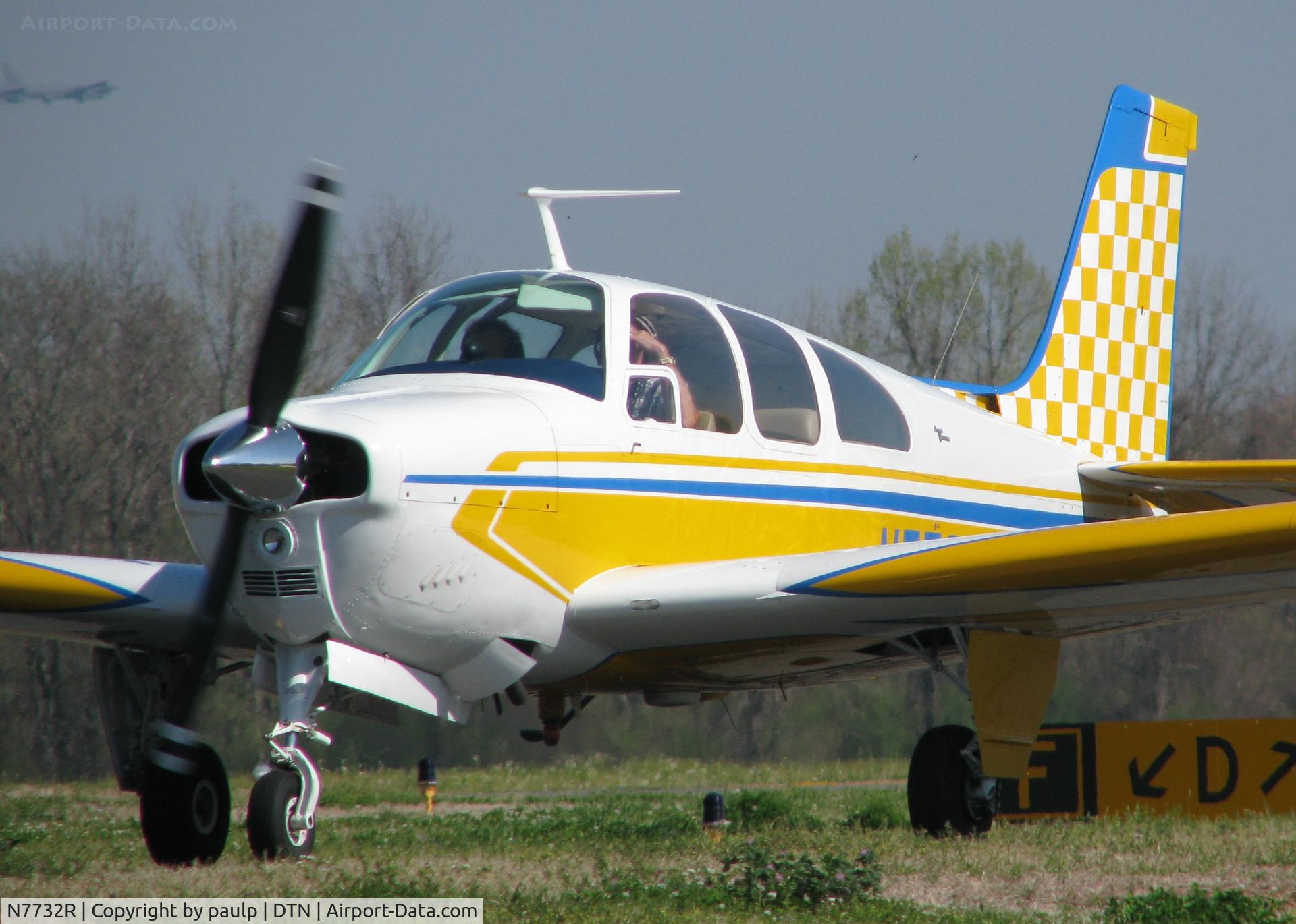 N7732R, 1968 Beech E33C Bonanza C/N CJ-7, Taxiing to the active.