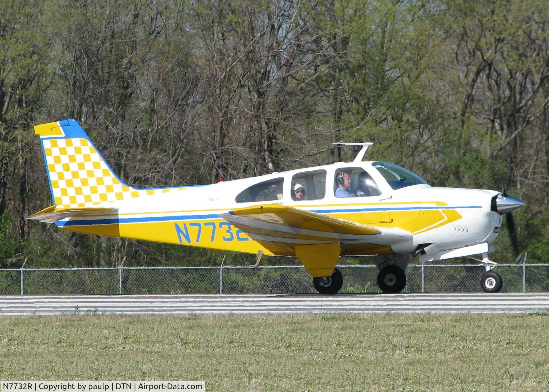 N7732R, 1968 Beech E33C Bonanza C/N CJ-7, Starting to roll on Rwy 14 at the Shreveport Downtown Airport.