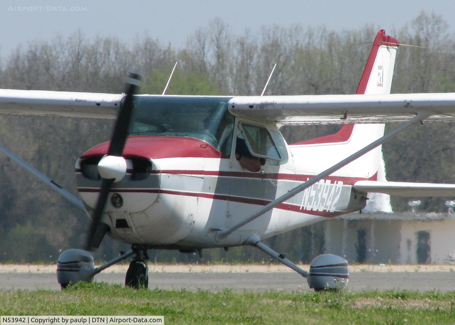 N53942, 1981 Cessna 172P C/N 17274829, Taxiing to runway 14 via Foxtrot at the Shreveport Downtown airport.