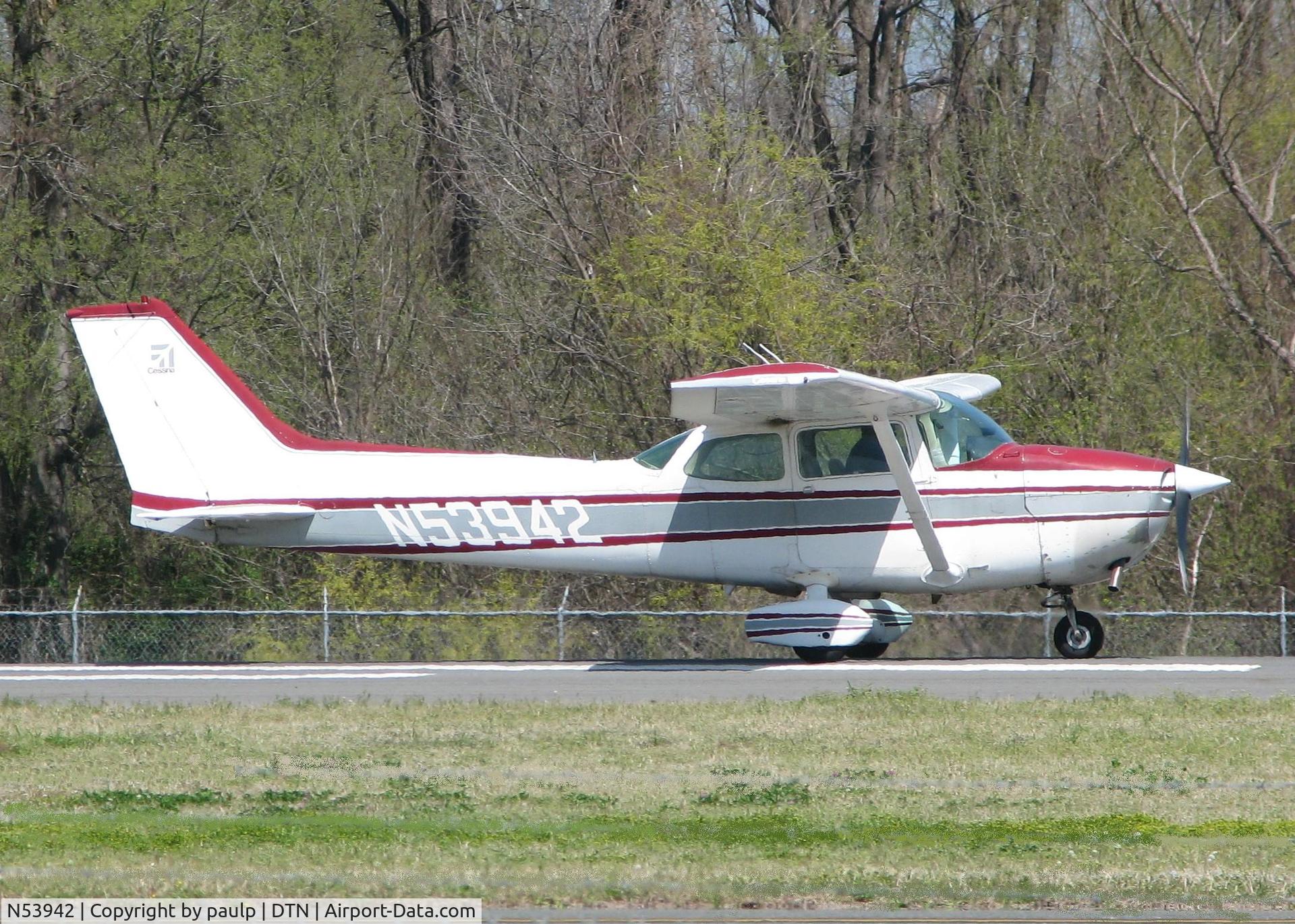 N53942, 1981 Cessna 172P C/N 17274829, Starting to roll down runway 14 at the Shreveport Downtown airport.