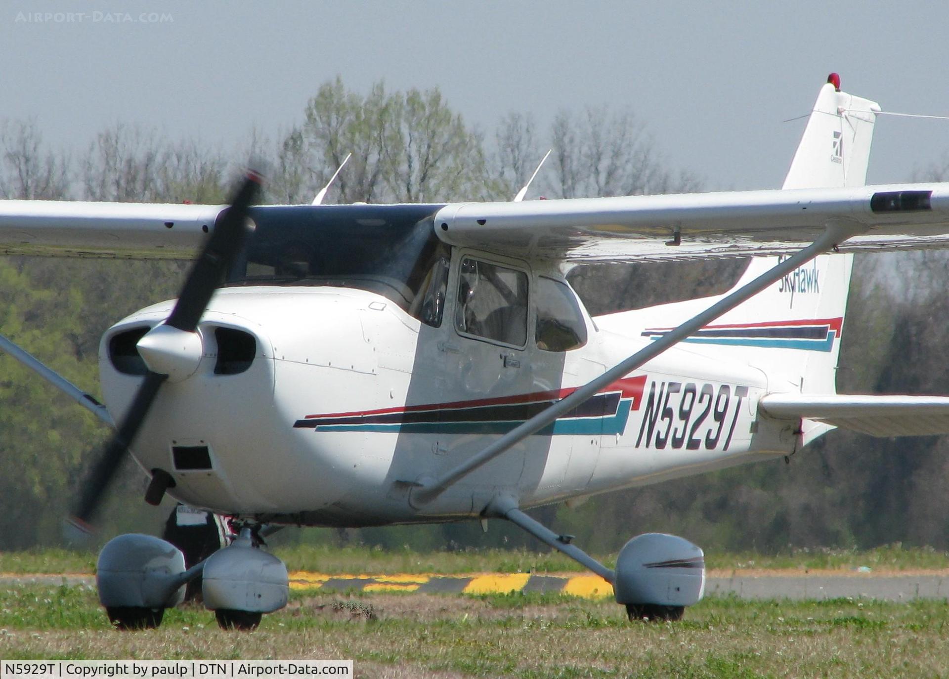 N5929T, 2002 Cessna 172R C/N 17281105, Heading to runway 14 via Foxtrot at the Shreveport Downtown airport.