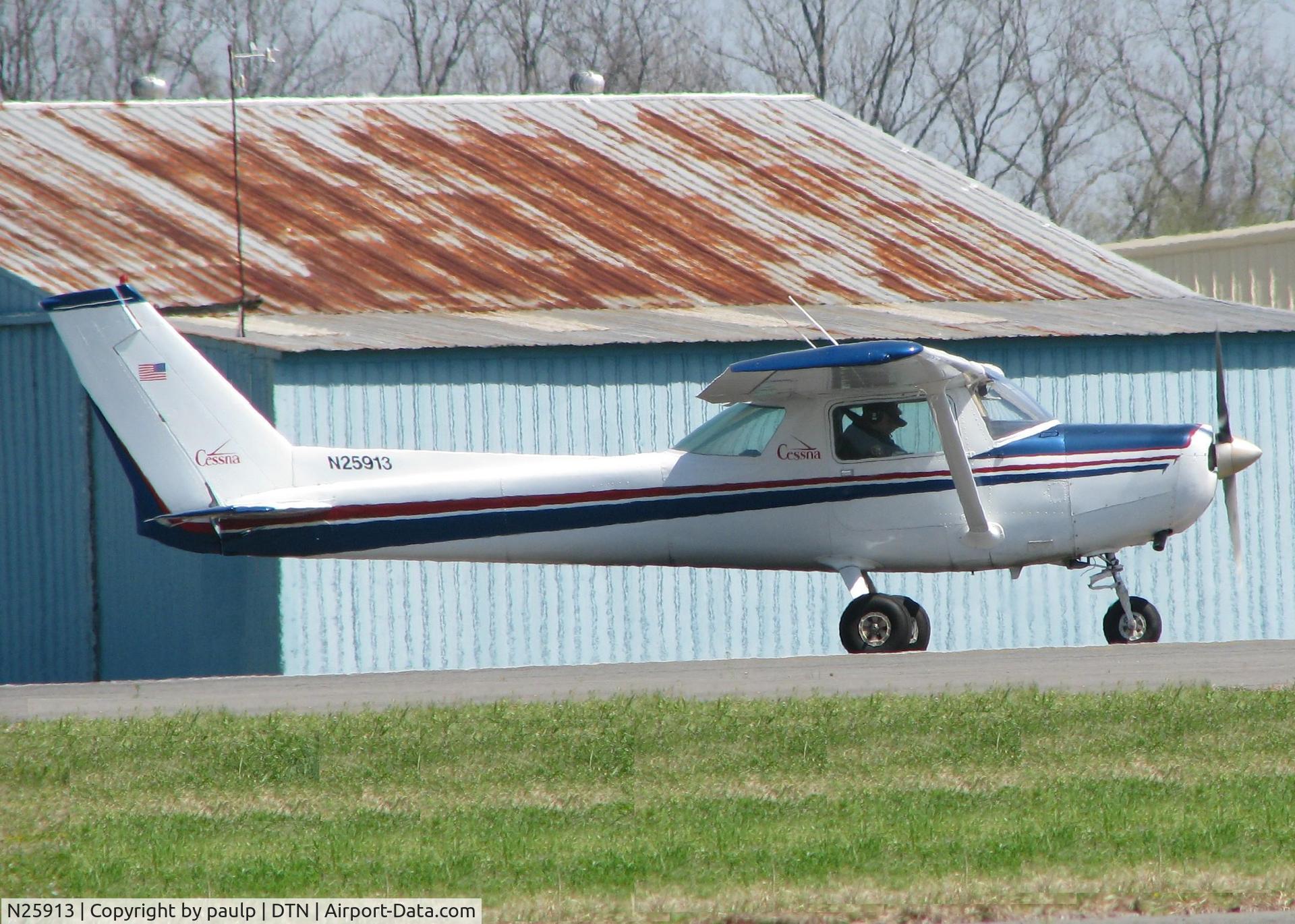 N25913, 1977 Cessna 152 C/N 15280853, Starting to roll down runway 14 at the Shreveport Downtown airport.