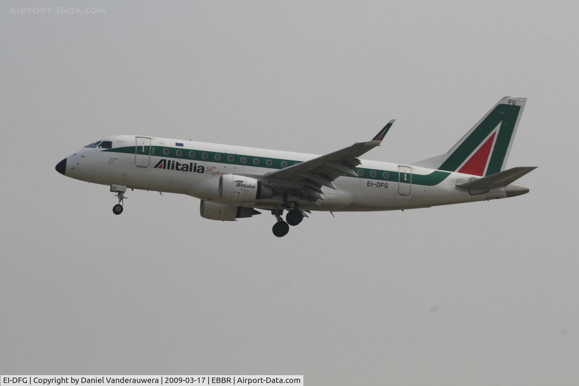 EI-DFG, 2004 Embraer 170LR (ERJ-170-100LR) C/N 17000008, descending to rwy 02