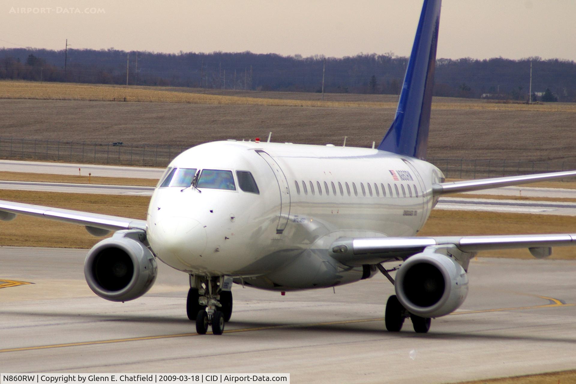 N860RW, 2005 Embraer 170SE (ERJ-170-100SE) C/N 17000084, Taxiing inbound to the terminal, looking through my zoom lens