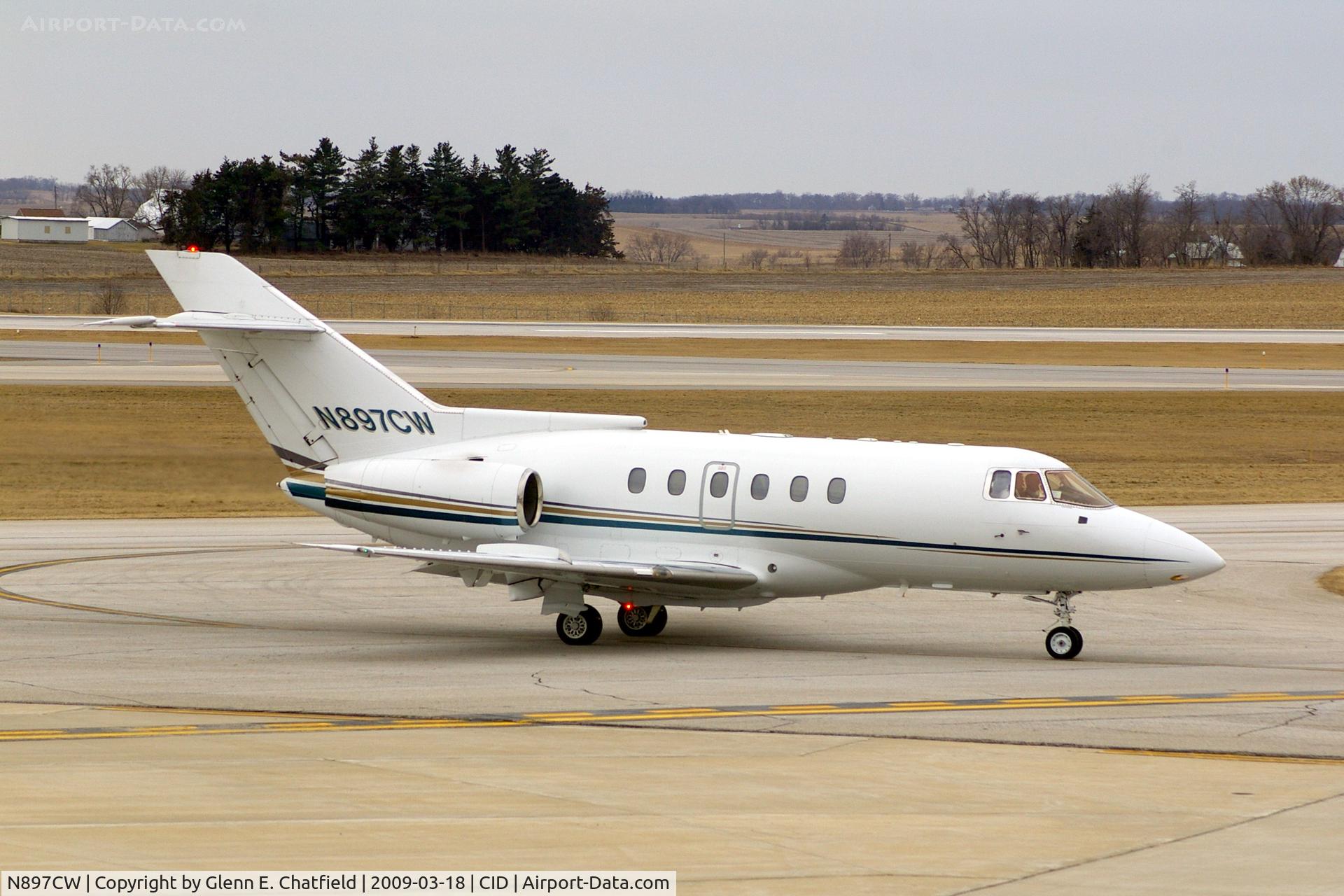 N897CW, British Aerospace BAe.125 Series 800A C/N 258077, Taxiing by my window on the way to Rockwell-Collins