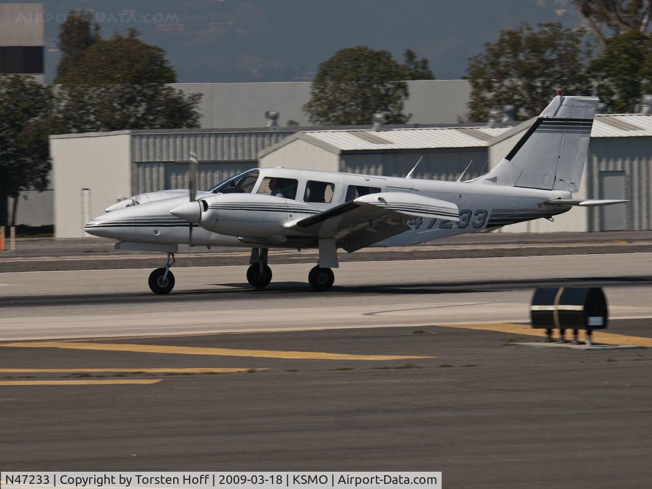 N47233, 1977 Piper PA-34-200T C/N 34-7870027, N47233 arriving on RWY 21