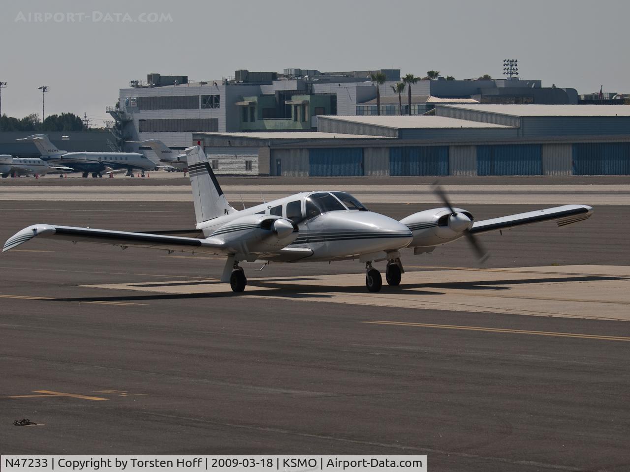 N47233, 1977 Piper PA-34-200T C/N 34-7870027, N47233 taxiing