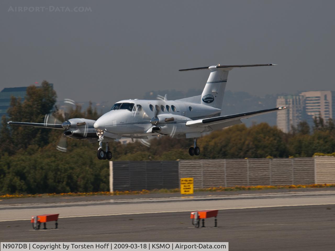 N907DB, 1985 Beech 300 C/N FA-85, N907DB arriving on RWY 21