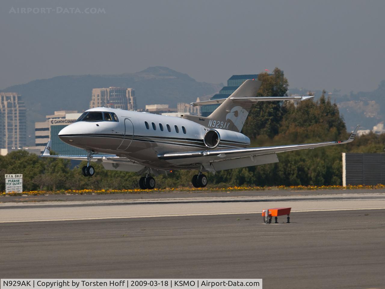 N929AK, 2003 Raytheon Hawker 800XP C/N 258627, N929AK arriving on RWY 21