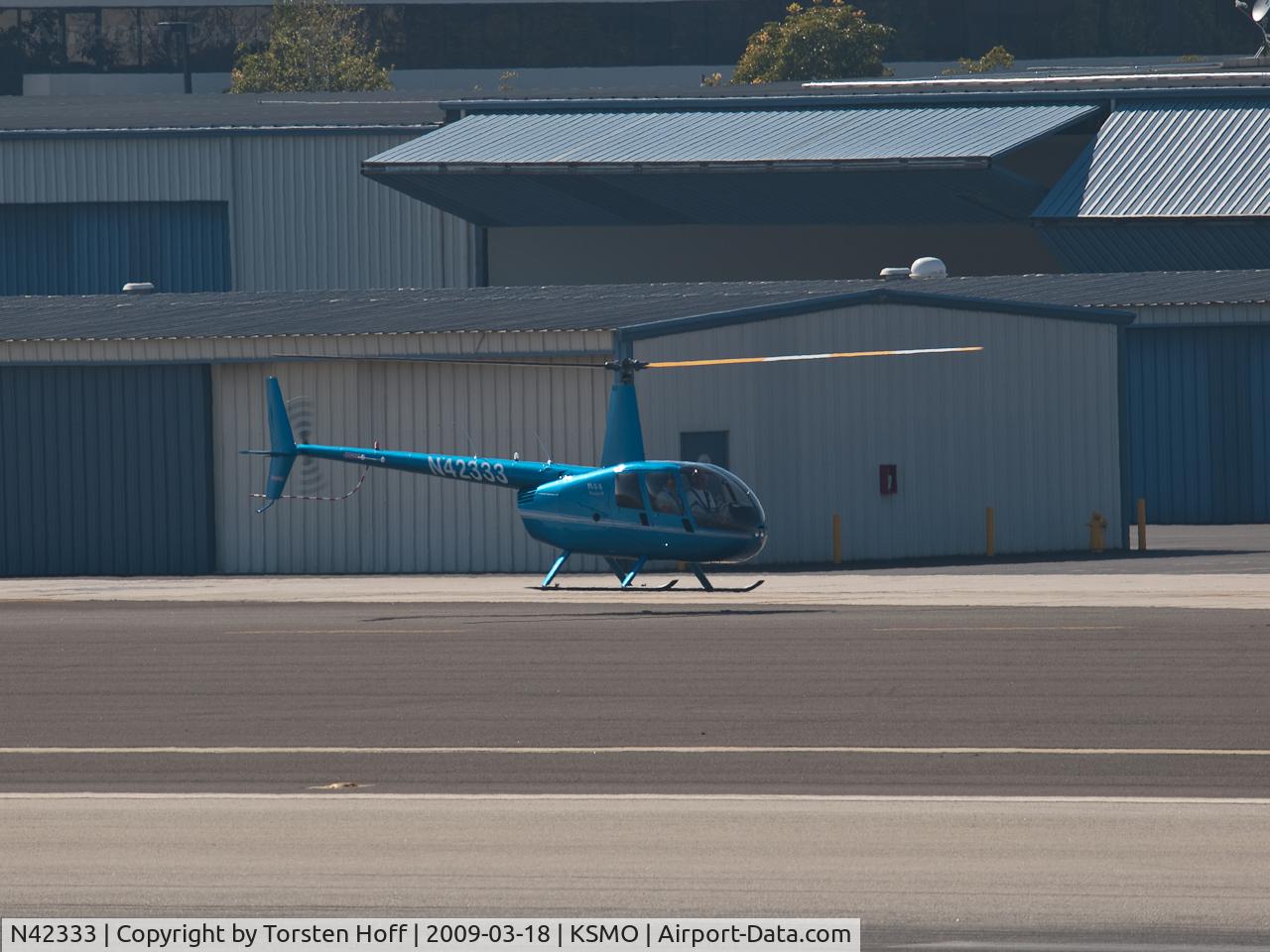 N42333, Robinson R44 II C/N 12601, N42333 taxiing