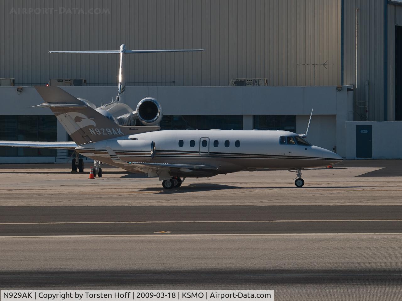 N929AK, 2003 Raytheon Hawker 800XP C/N 258627, N929AK taxiing