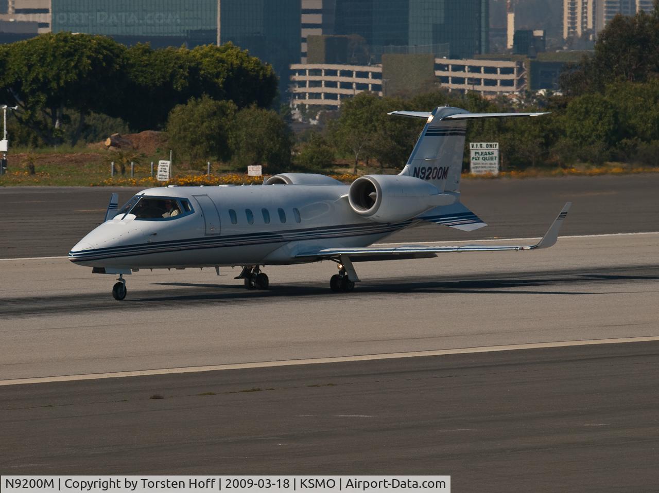 N9200M, 1998 Learjet Inc 60 C/N 132, N9200M departing from RWY 21