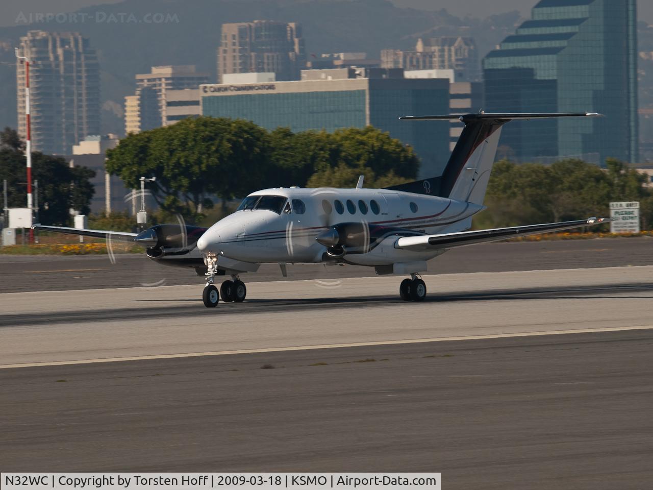N32WC, 1987 Beech B200 King Air C/N BB-1285, N32WC departing from RWY 21