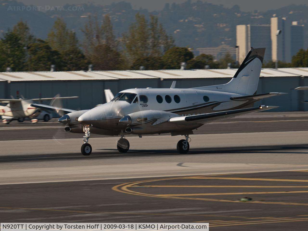 N920TT, 1992 Beech C90A King Air C/N LJ-1300, N920TT departing from RWY 21
