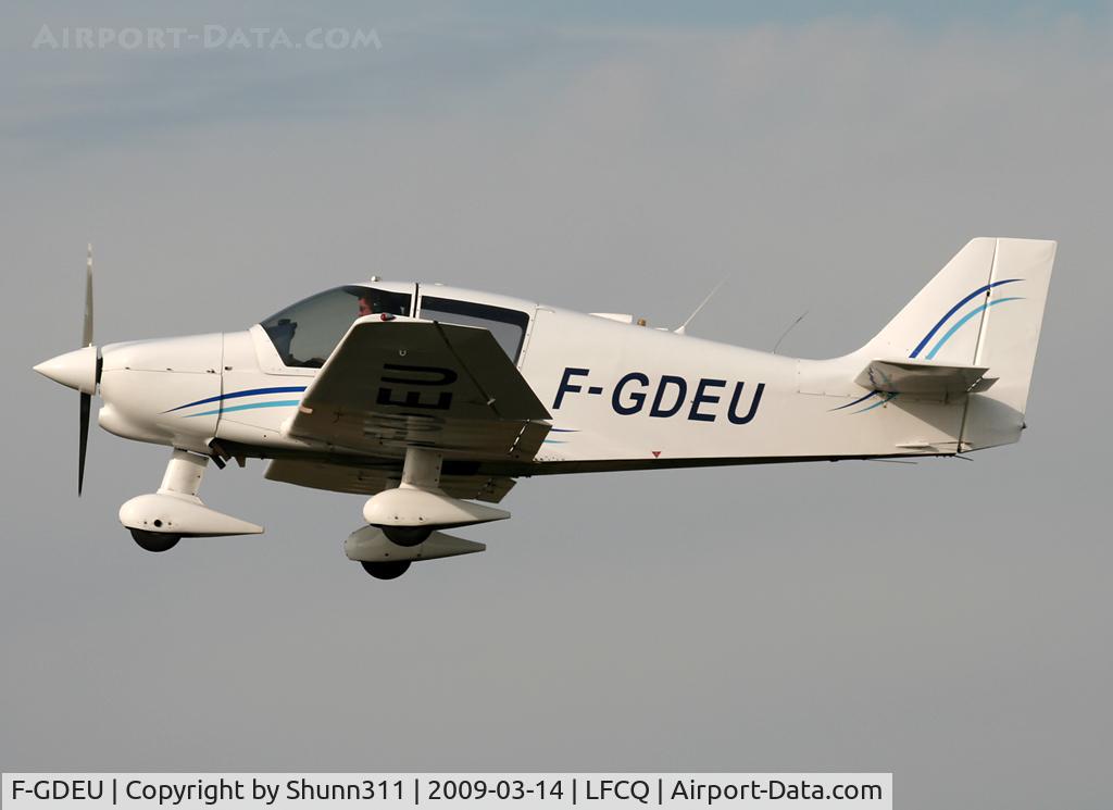 F-GDEU, Robin DR-400-120 C/N 1567, Taking off rwy 28