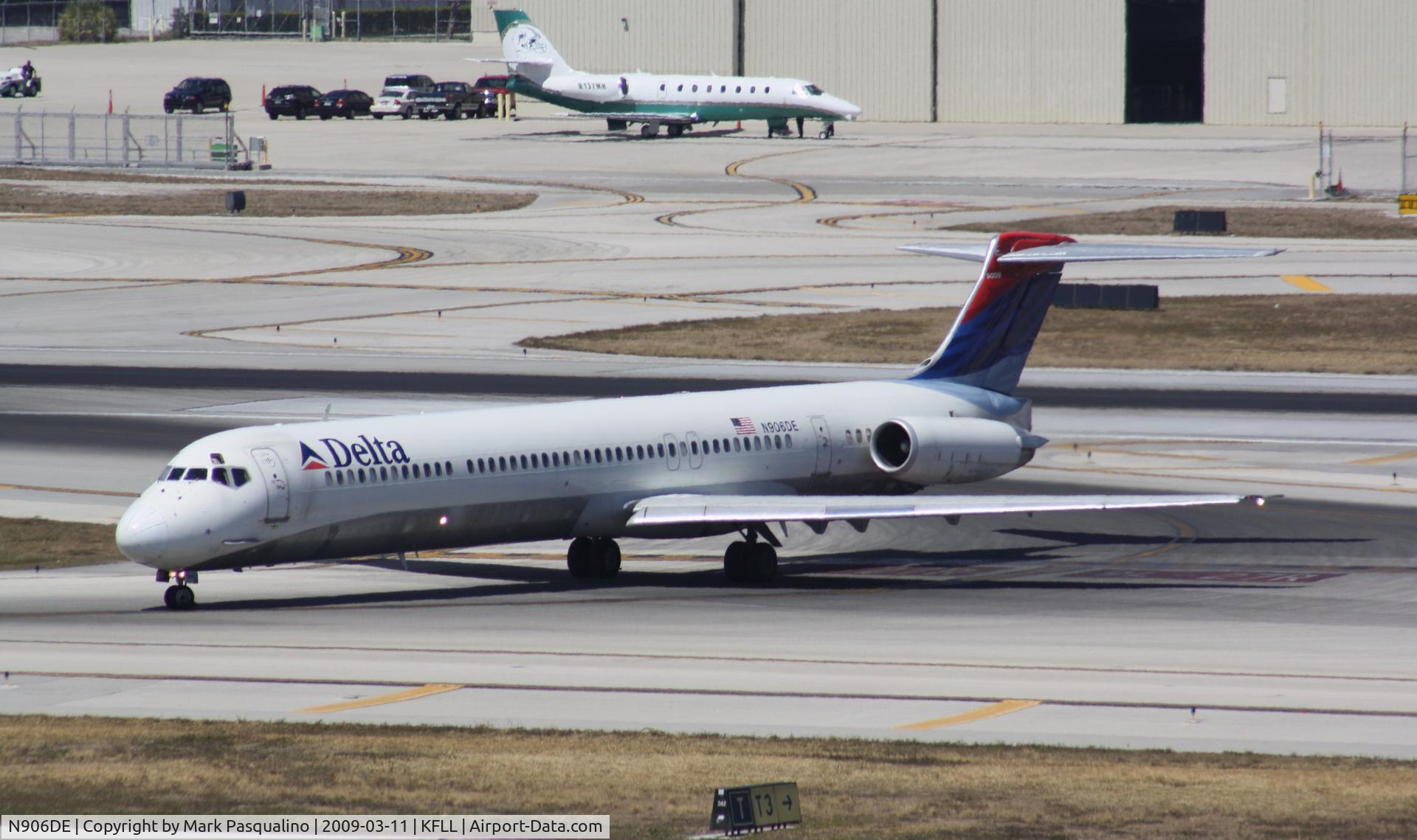 N906DE, 1992 McDonnell Douglas MD-88 C/N 53415, MD-88