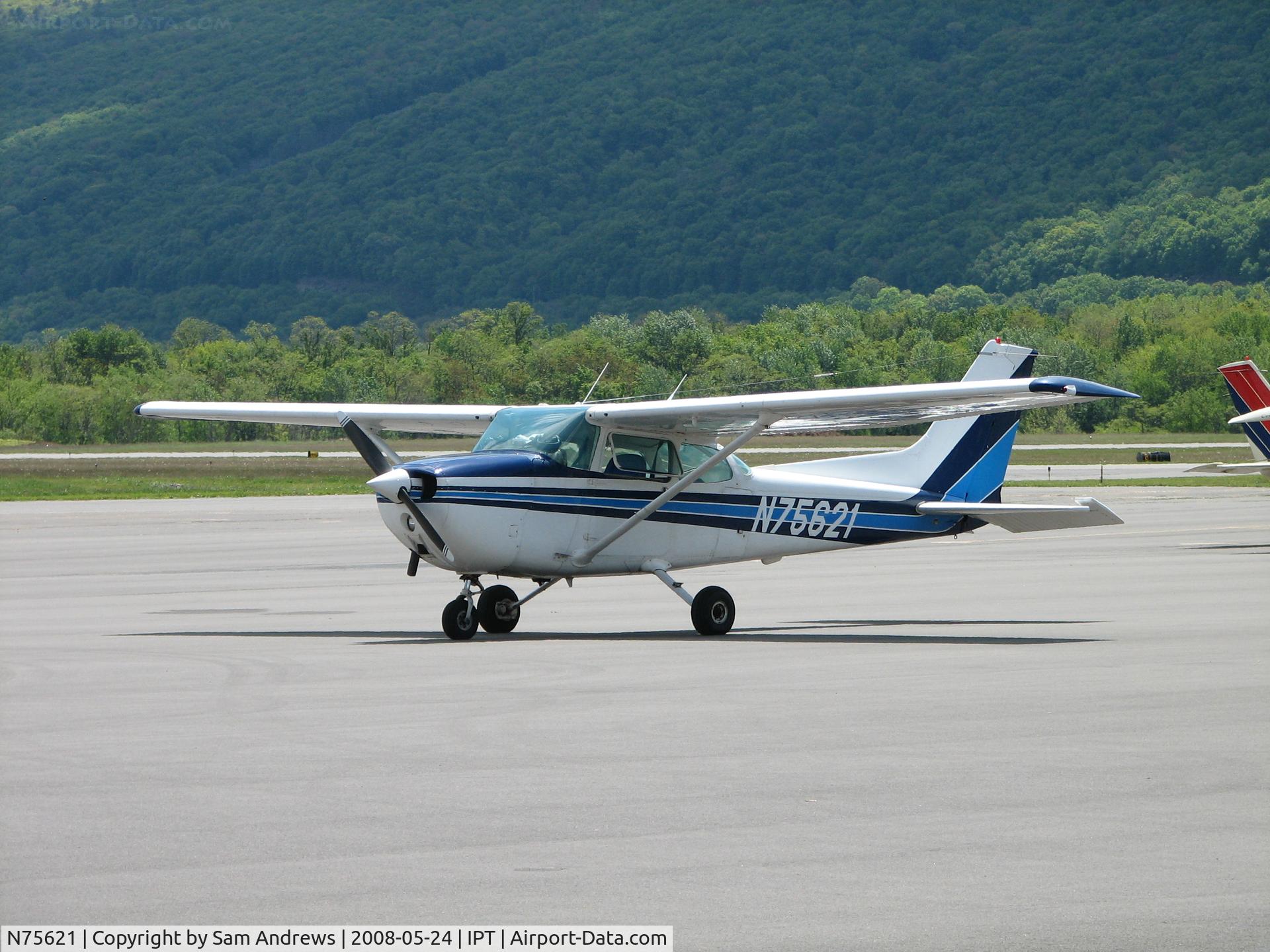 N75621, 1976 Cessna 172N C/N 17267856, In town and sitting on the ramp.