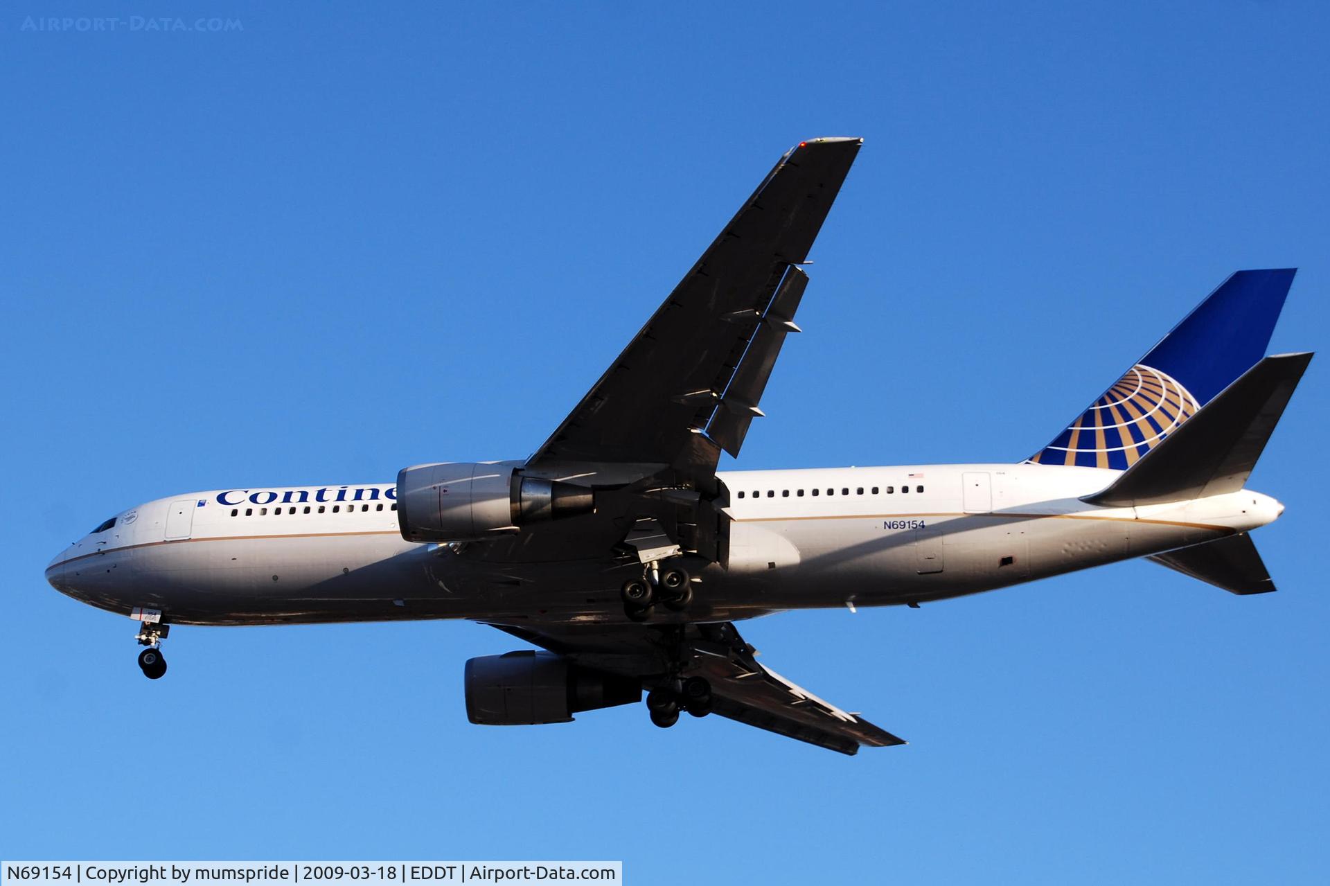 N69154, 2001 Boeing 767-224 C/N 30433, Early bird nearby TXL