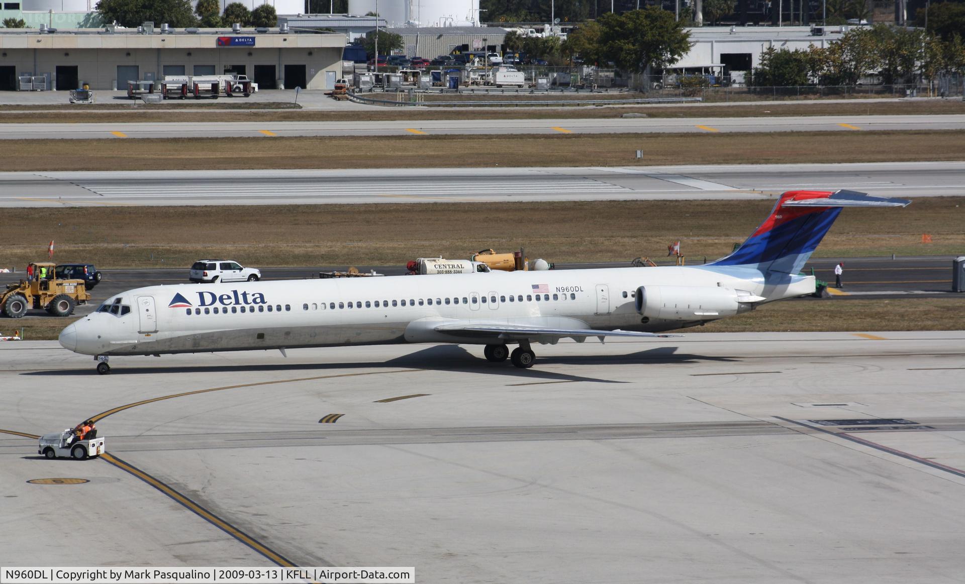 N960DL, 1990 McDonnell Douglas MD-88 C/N 49979, MD-88