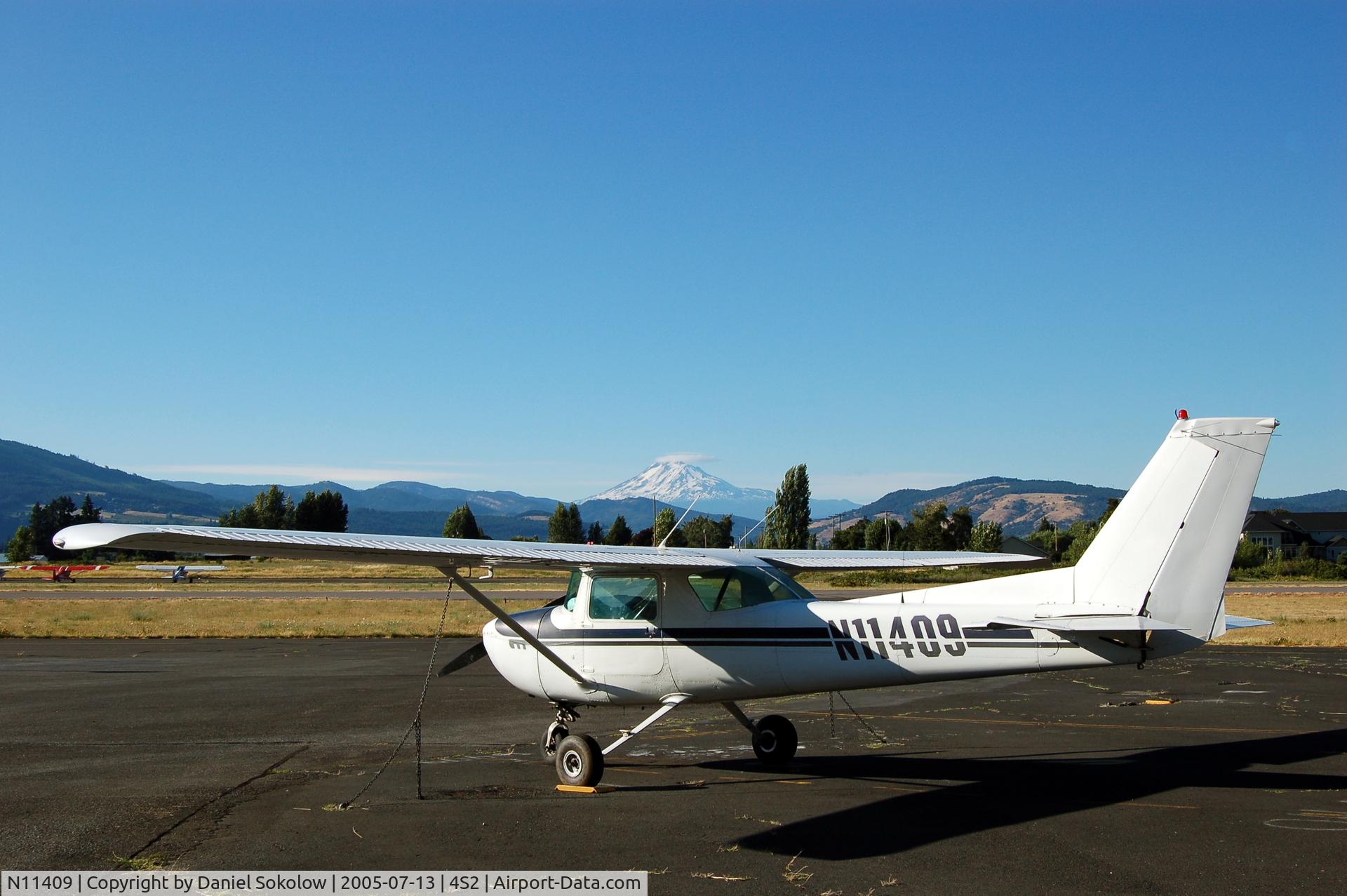 N11409, 1973 Cessna 150L C/N 15075398, Nice view of Mt. Adams
