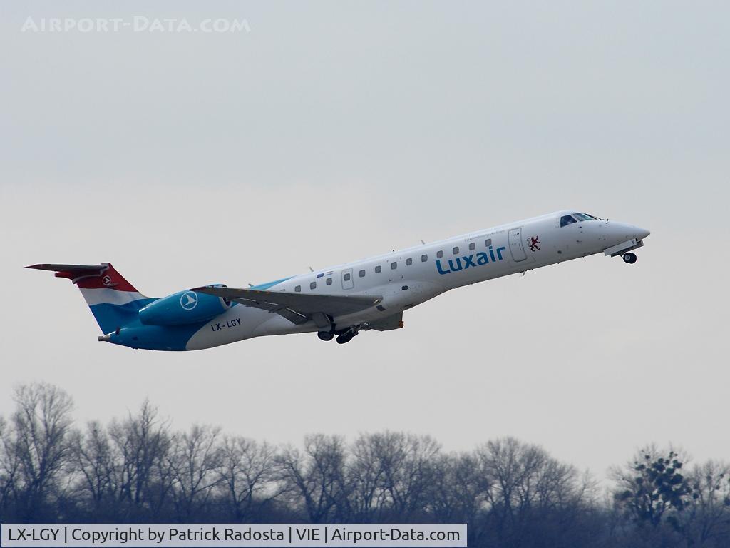 LX-LGY, 2000 Embraer EMB-145LU (ERJ-145LU) C/N 145242, Taking off from RWY 29 in VIE bound for LUX