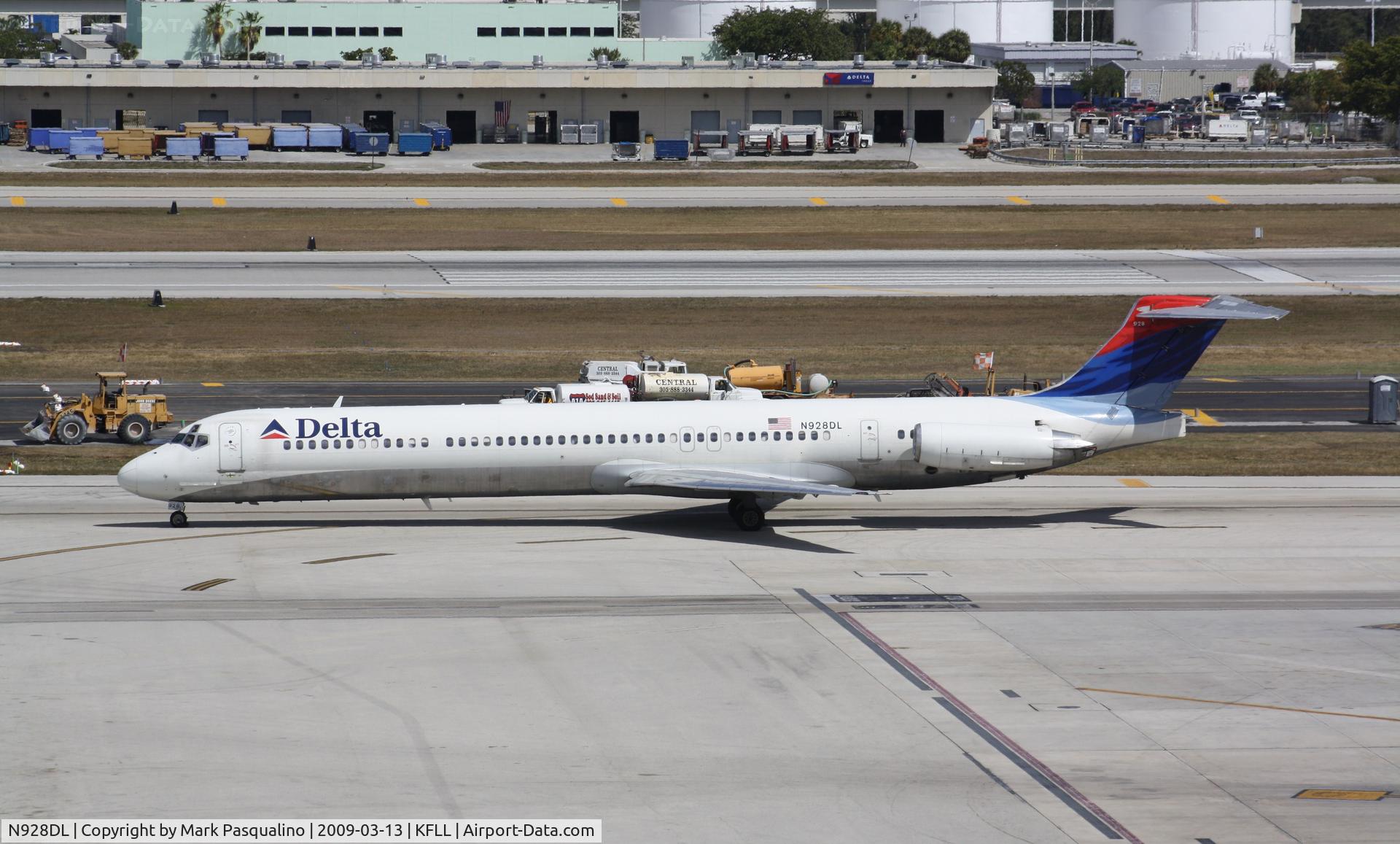 N928DL, 1988 McDonnell Douglas MD-88 C/N 49715, MD-88