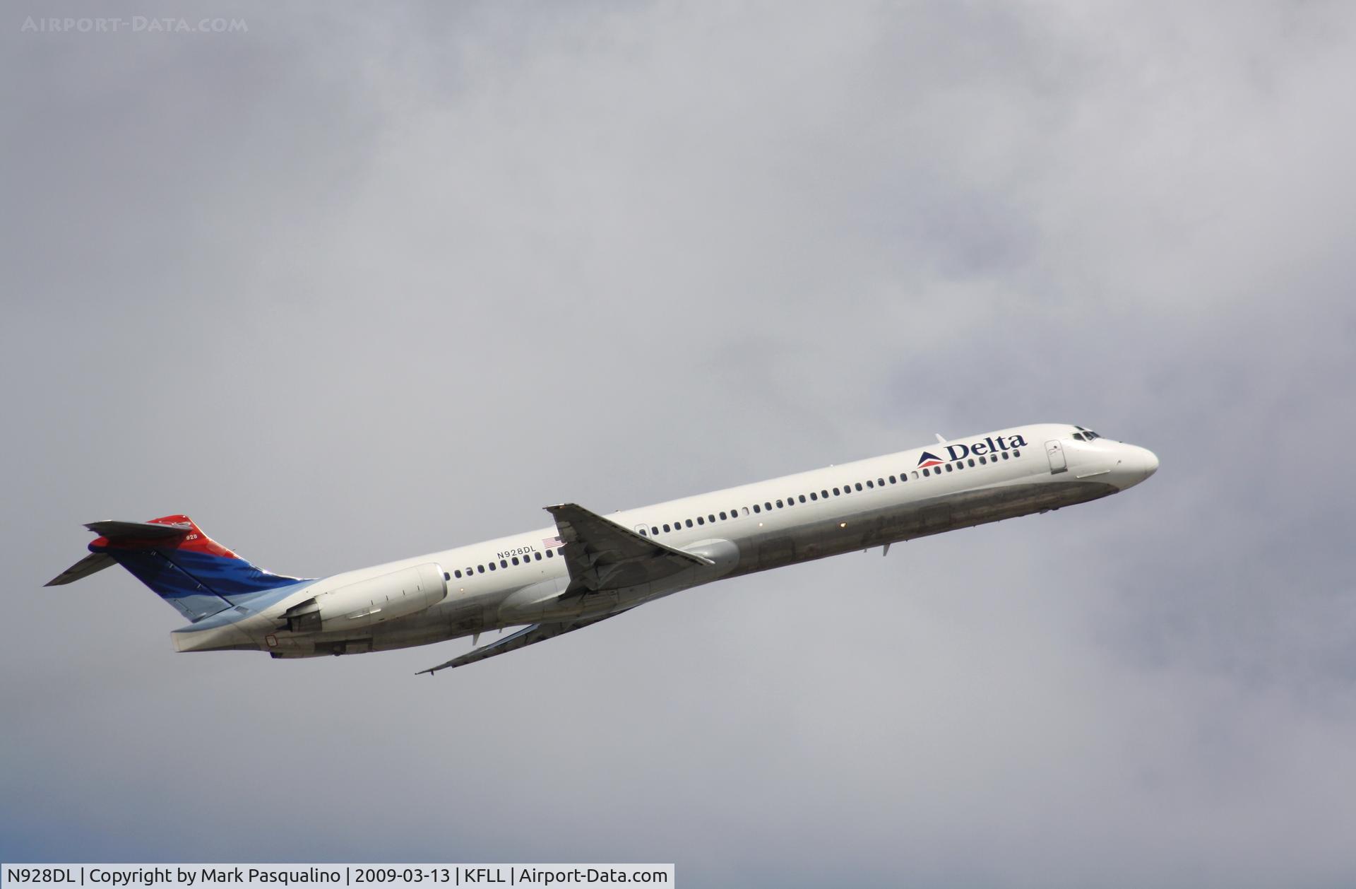 N928DL, 1988 McDonnell Douglas MD-88 C/N 49715, MD-88