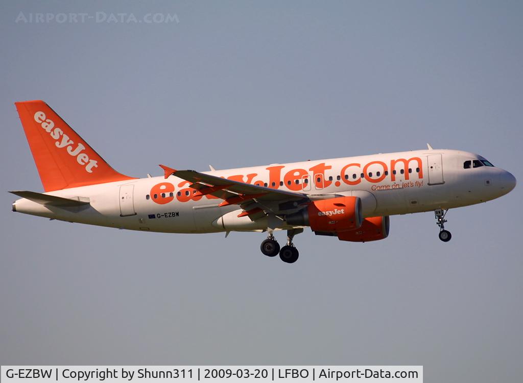 G-EZBW, 2007 Airbus A319-111 C/N 3134, Landing rwy 32L