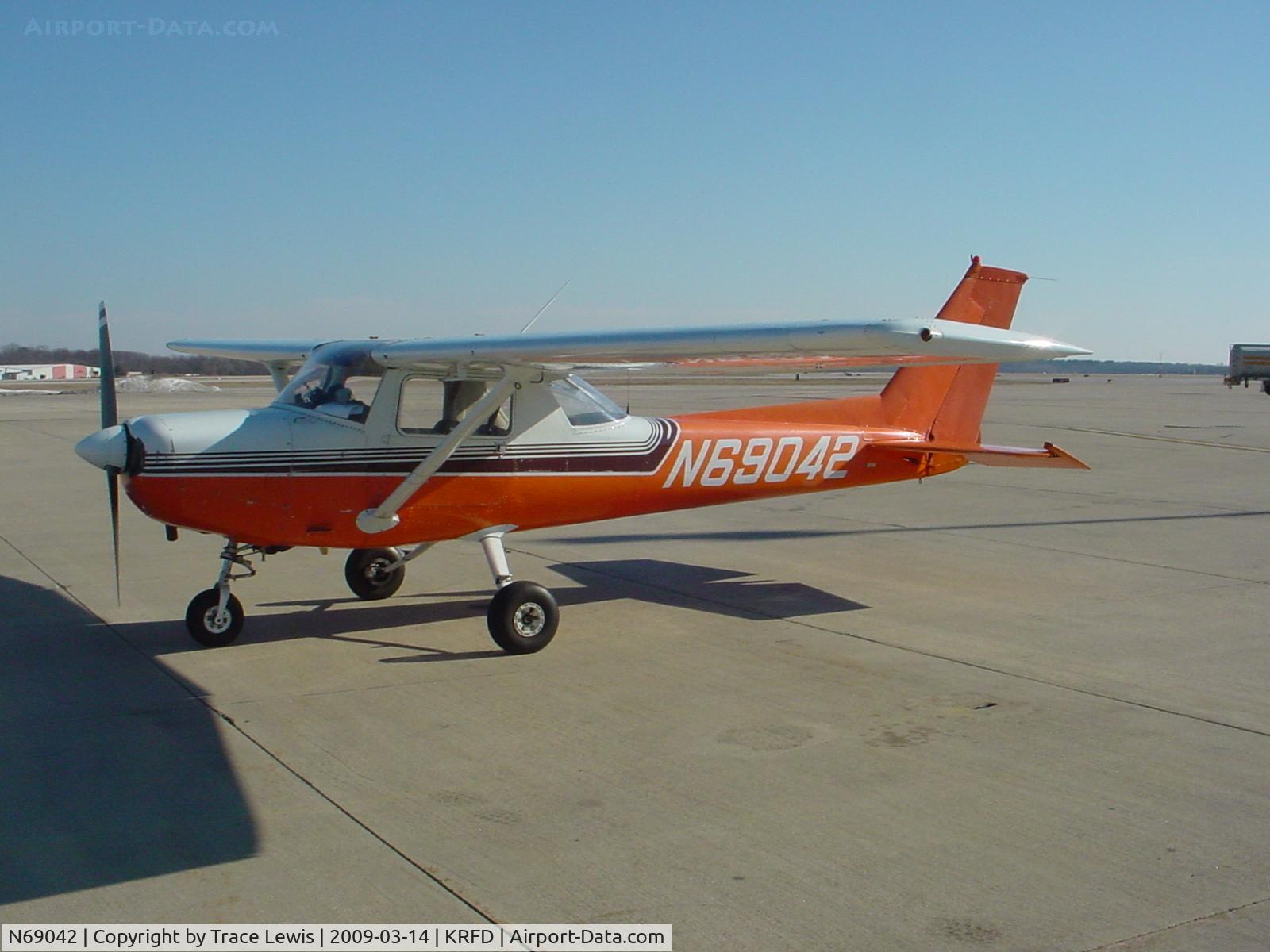 N69042, 1978 Cessna 152 C/N 15282455, Parked at Emery