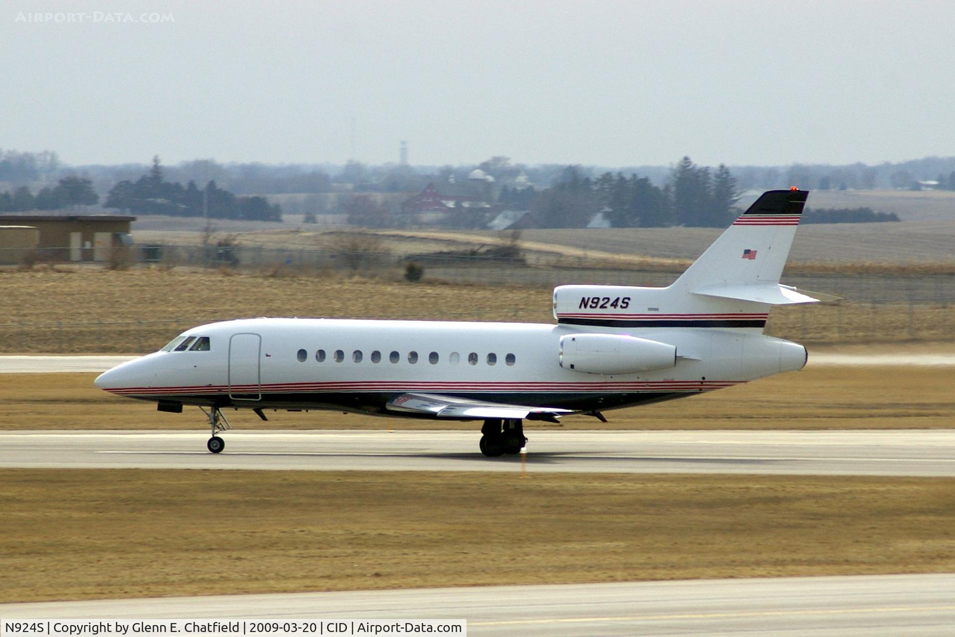 N924S, 1995 Dassault Falcon 900 C/N 149, Departing runway 13