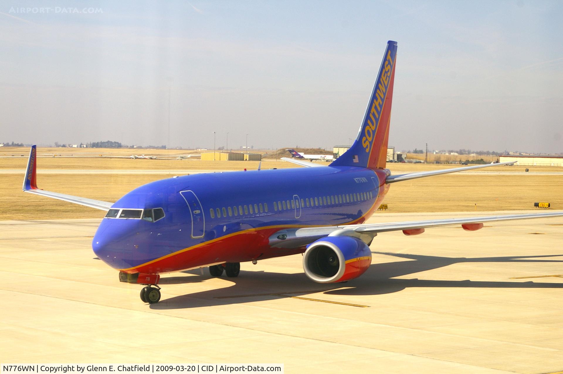 N776WN, 2000 Boeing 737-7H4 C/N 30591, Turning into the parking spot.
