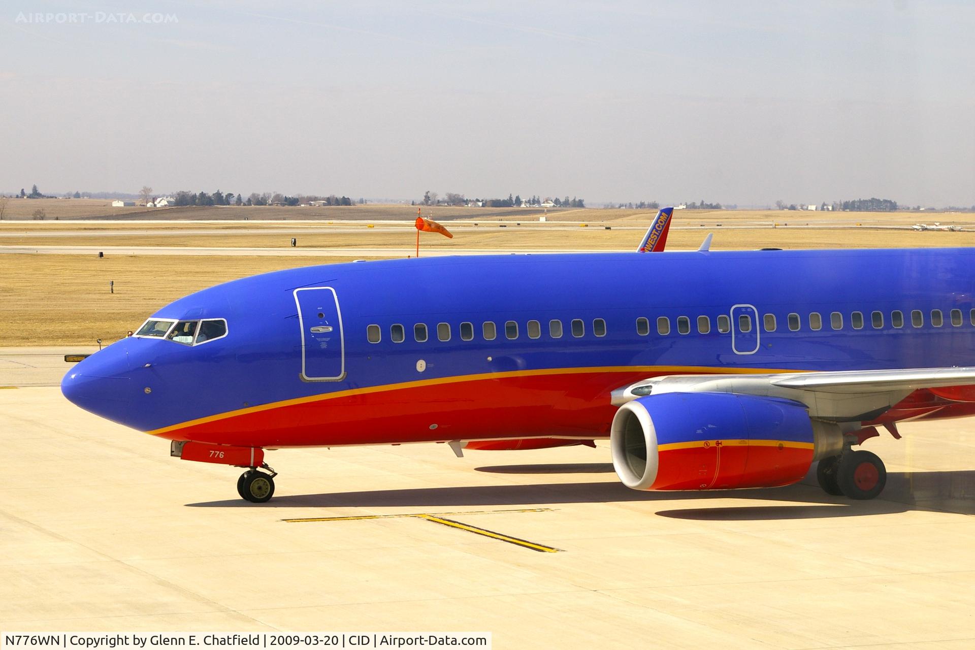 N776WN, 2000 Boeing 737-7H4 C/N 30591, Coming to a stop in front of the tower.