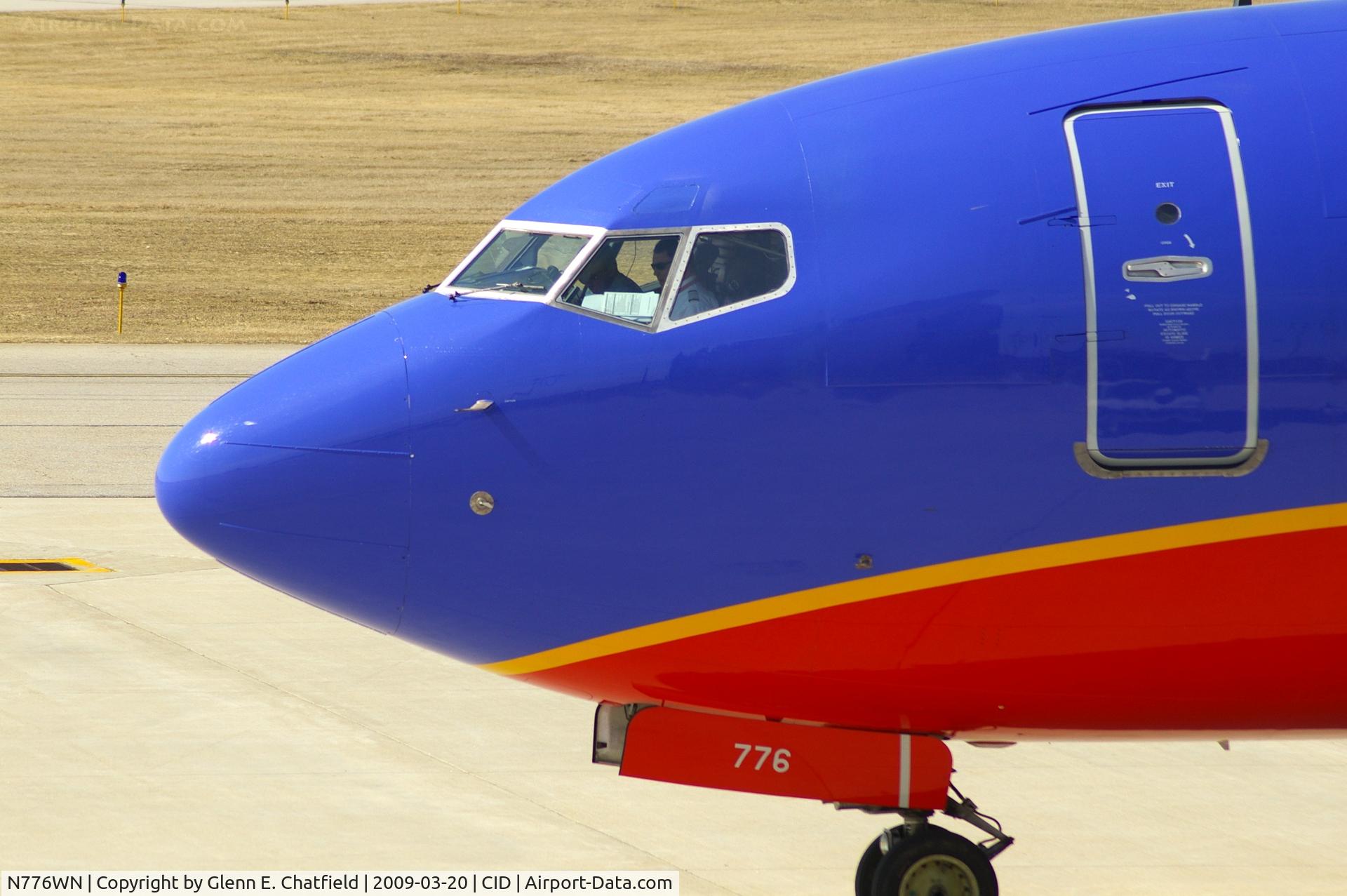 N776WN, 2000 Boeing 737-7H4 C/N 30591, For fun, a telephoto shot of the cockpit