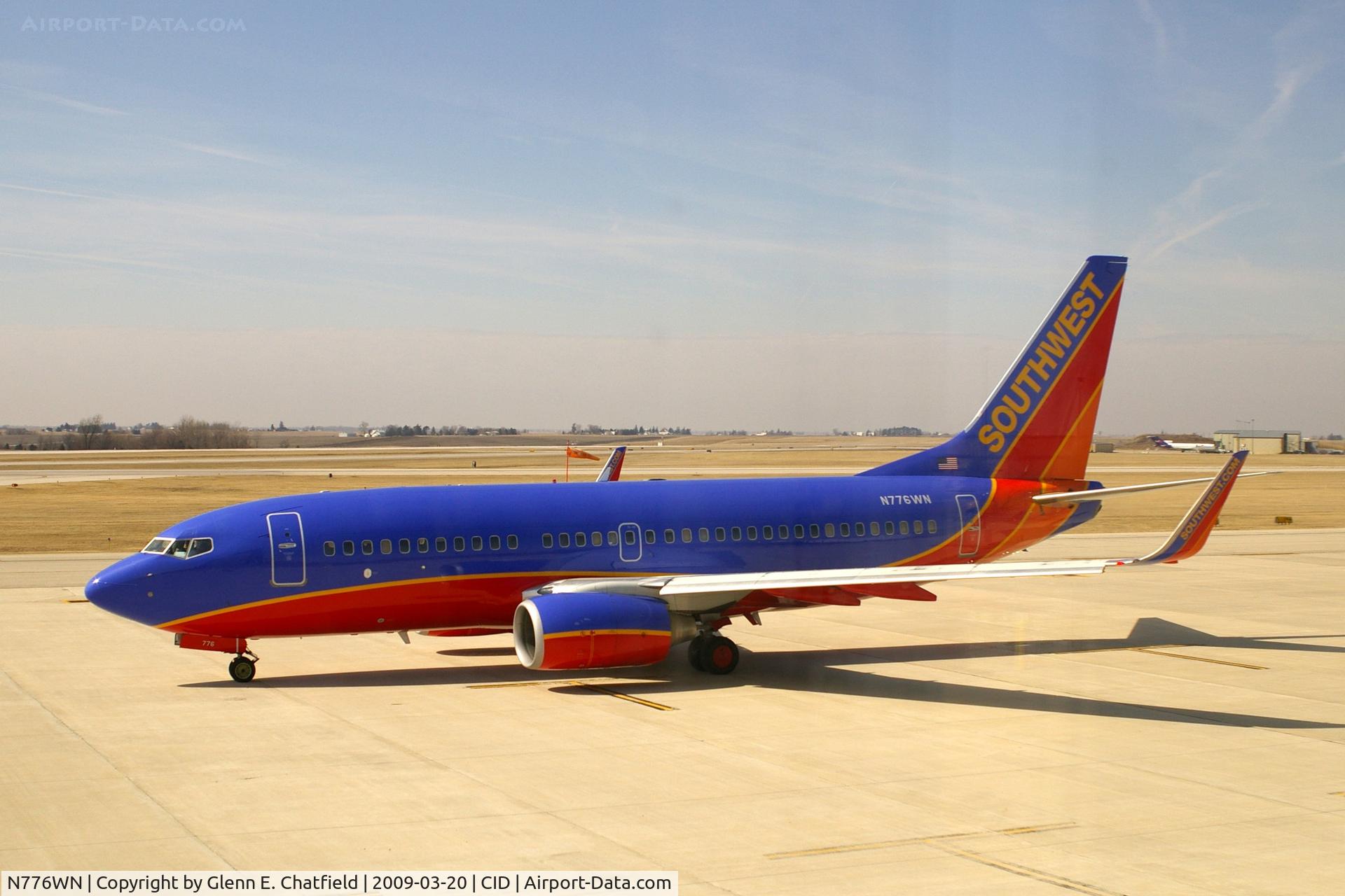 N776WN, 2000 Boeing 737-7H4 C/N 30591, Ready to taxi for departure after unloading the team.  Going to fetch another team.
