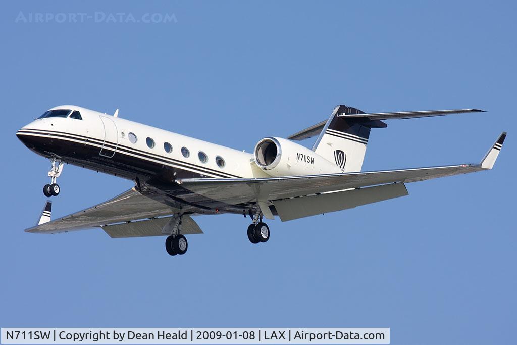 N711SW, 2007 Gulfstream Aerospace GIV-X (G450) C/N 4085, Wynn Resorts Gulfstream G450 N711SW from Las Vegas McCarran Int'l (KLAS) on short-final to RWY 25L.