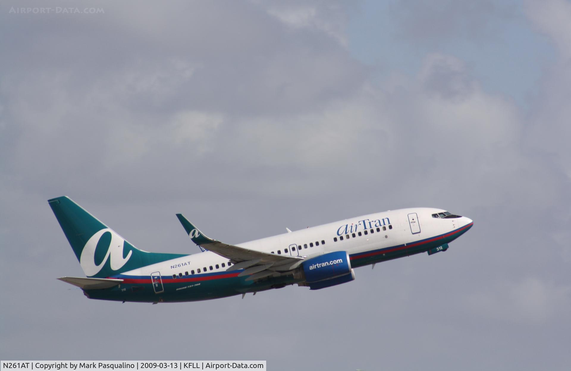 N261AT, 2005 Boeing 737-76N C/N 32660, Boeing 737-700