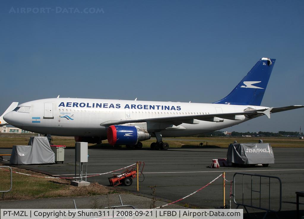 PT-MZL, Airbus A320-232 C/N 1376, Stored at the SOGERMA Center...