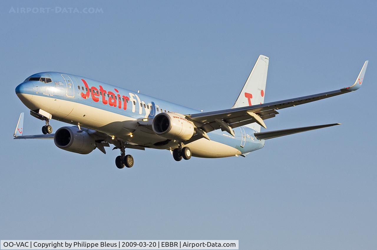 OO-VAC, 2003 Boeing 737-8BK C/N 33014, Local resident, ex-Sobelair, flying back home. Short final rwy 02.