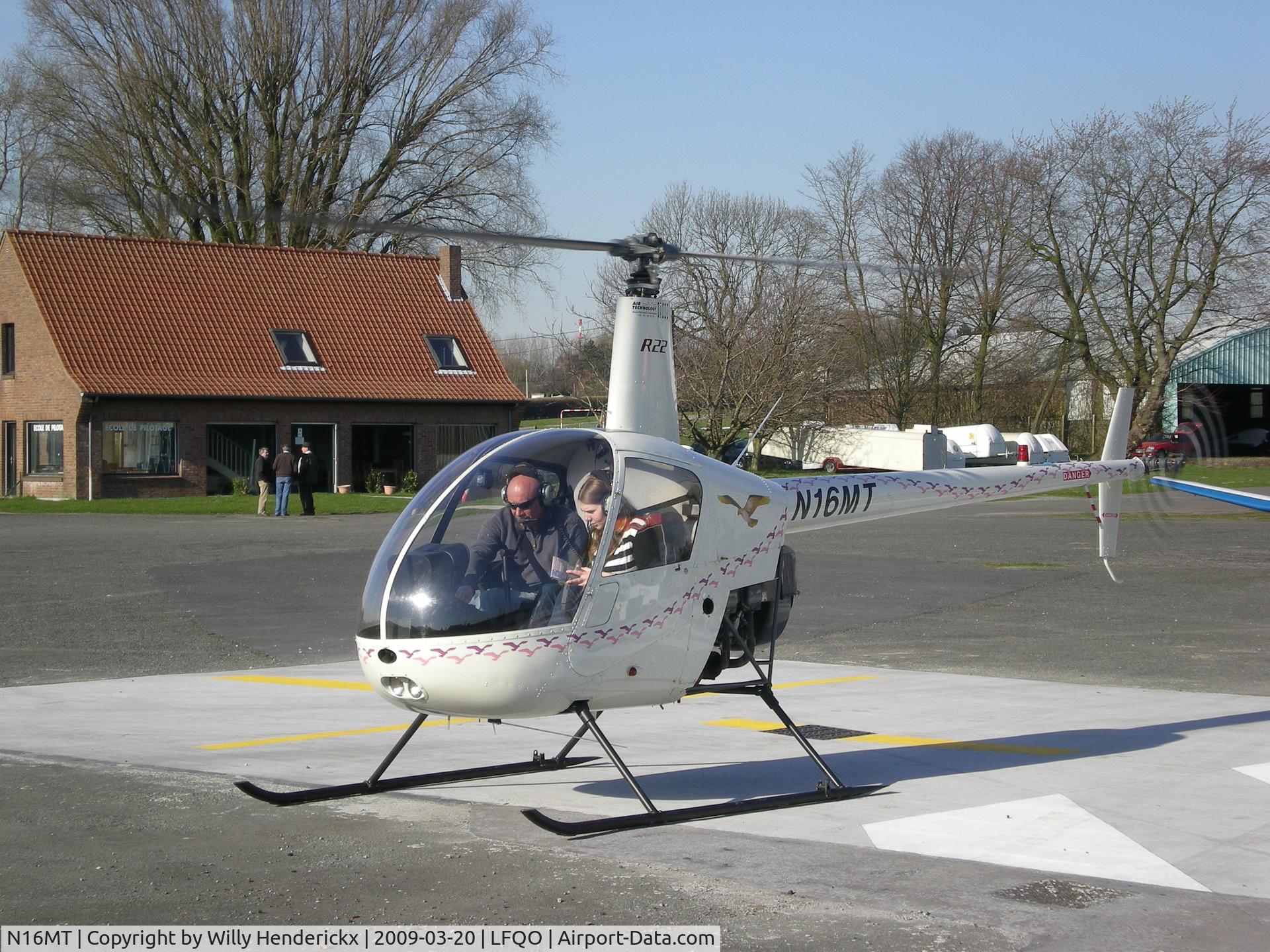 N16MT, 1980 Robinson R22 C/N 0062, Taking off after refueling at Lille-Marcq-en-Bareuil