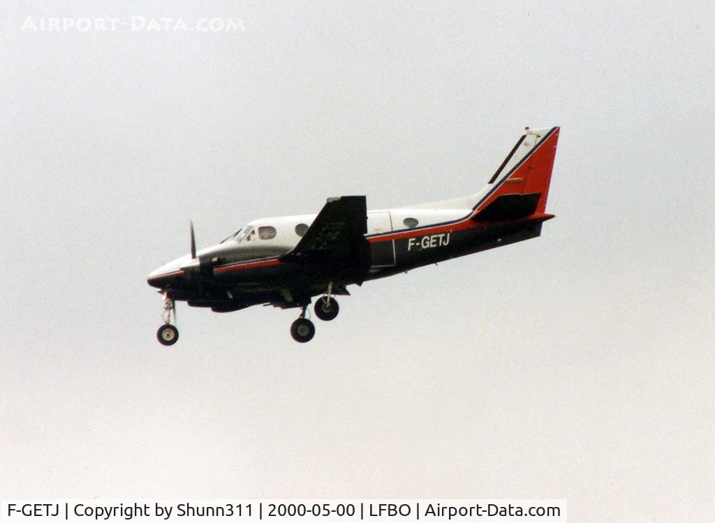 F-GETJ, 1978 Beech E90 King Air C/N LW-296, Landing rwy 33R