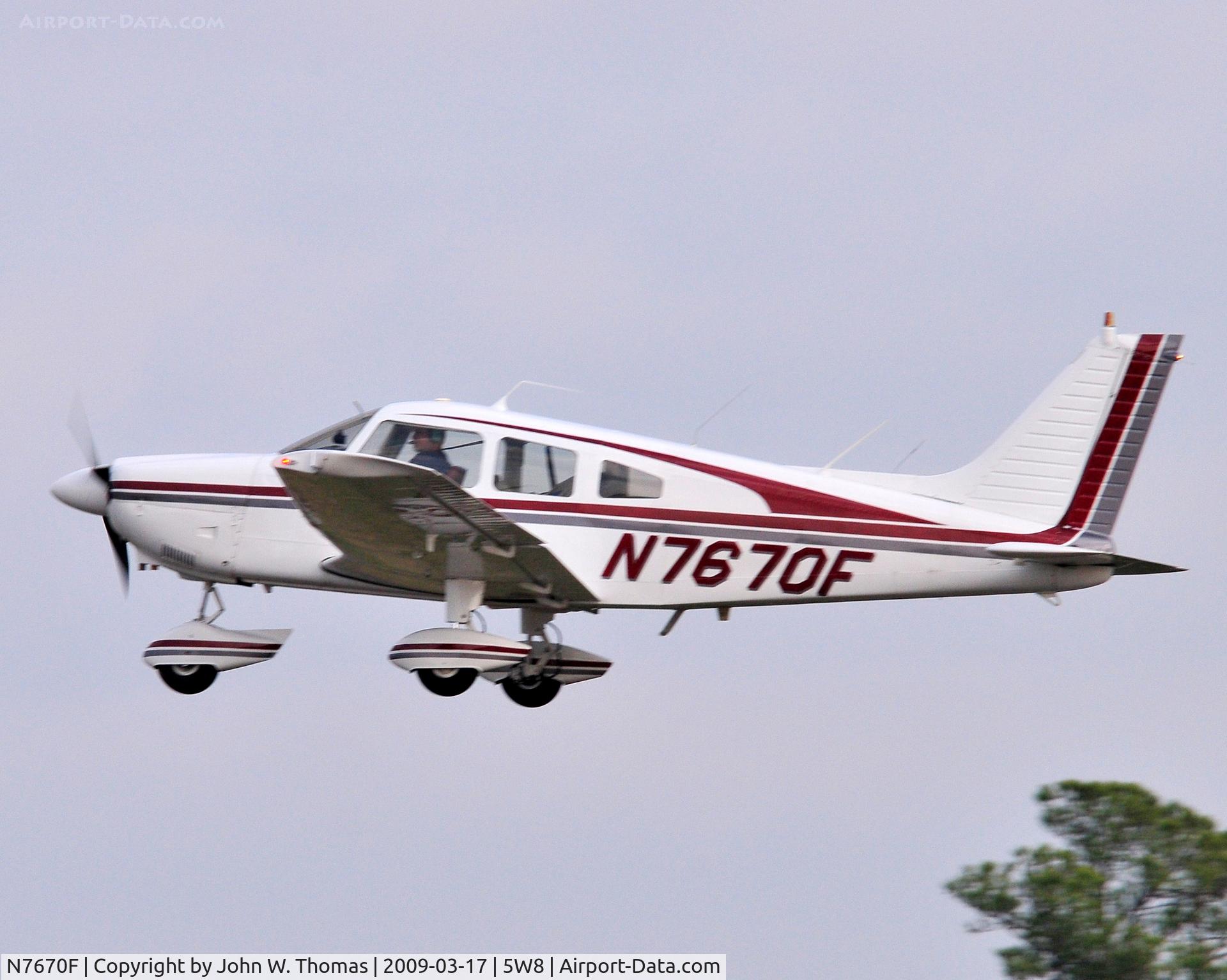 N7670F, 1976 Piper PA-28-181 C/N 28-7790214, Departing runway 4