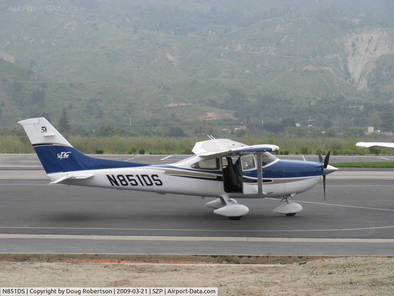 N851DS, 2004 Cessna T182T Turbo Skylane C/N T18208241, 2004 Cessna T182T TURBO SKYLANE TC, Lycoming TIO-540-AK1A 235 Hp, tri-blade CS prop, awaiting refueling