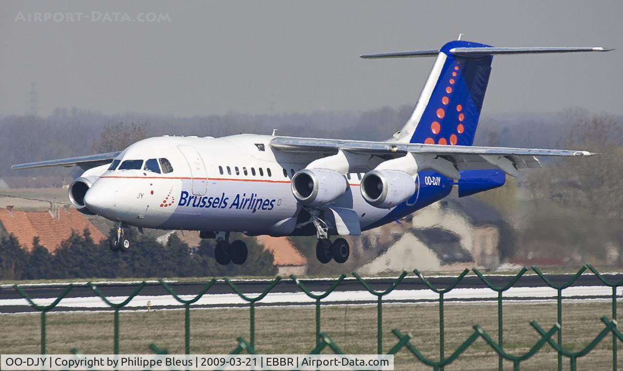 OO-DJY, 1997 British Aerospace Avro 146-RJ85 C/N E.2302, Typical flat profile above rwy 25L. Seconds before toucdown. Notice open tail.