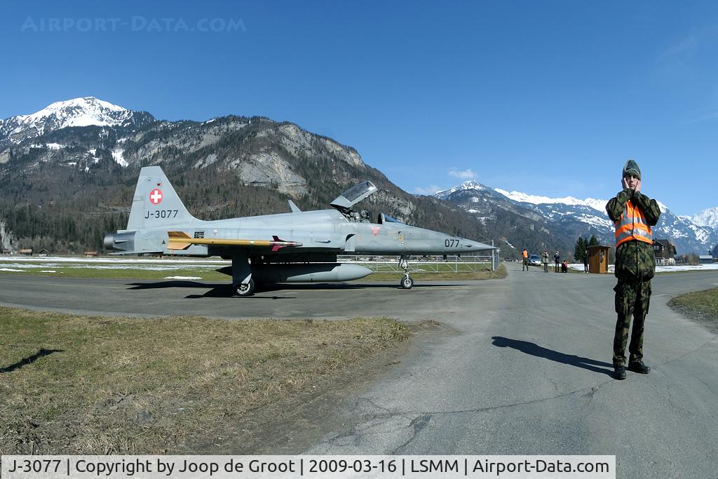 J-3077, Northrop F-5E Tiger II C/N L.1077, Just one soldier between the aircraft and the public road.