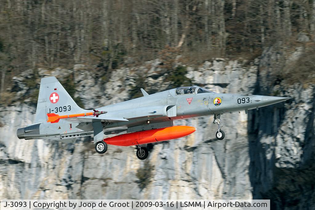 J-3093, Northrop F-5E Tiger II C/N L.1093, The mountains are not that far away at the Meiringen rwy 10 approach.