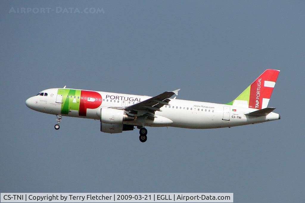 CS-TNI, 1999 Airbus A320-214 C/N 982, TAP A320 on approach to Heathrow