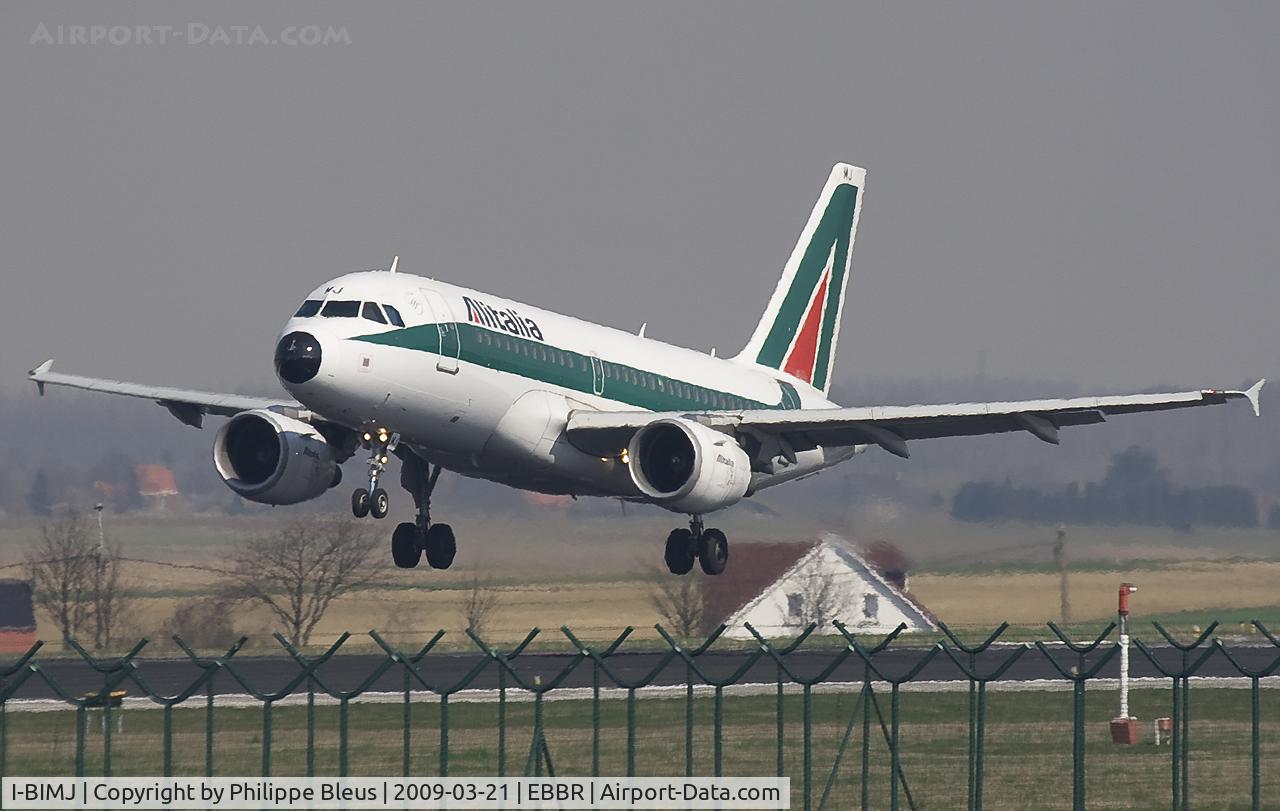 I-BIMJ, 2002 Airbus A319-112 C/N 1779, Dropping left wing to remain in line at landing a few feet above on rwy 25L.