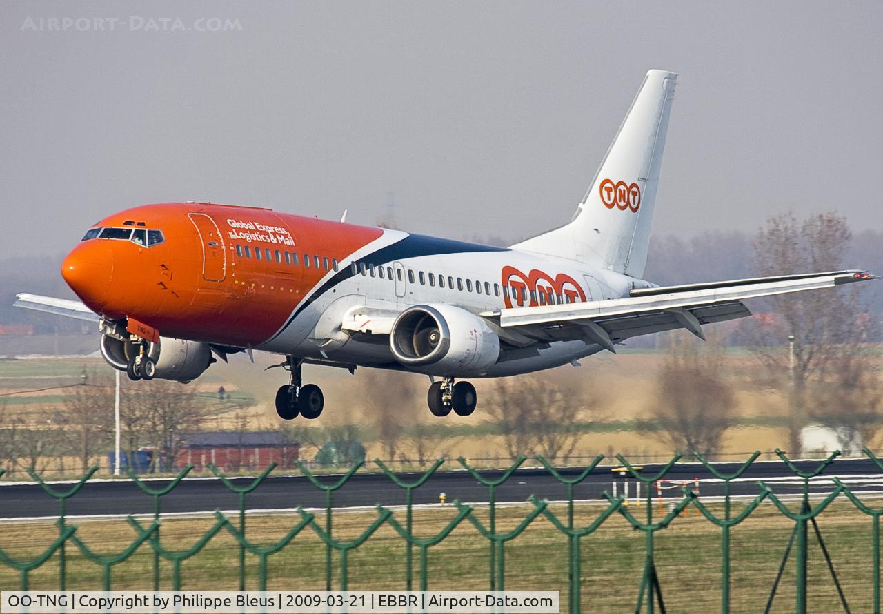 OO-TNG, 1988 Boeing 737-3Y0 C/N 24255, Landing on rwy 25L. Notice contour of freighter-combi door.