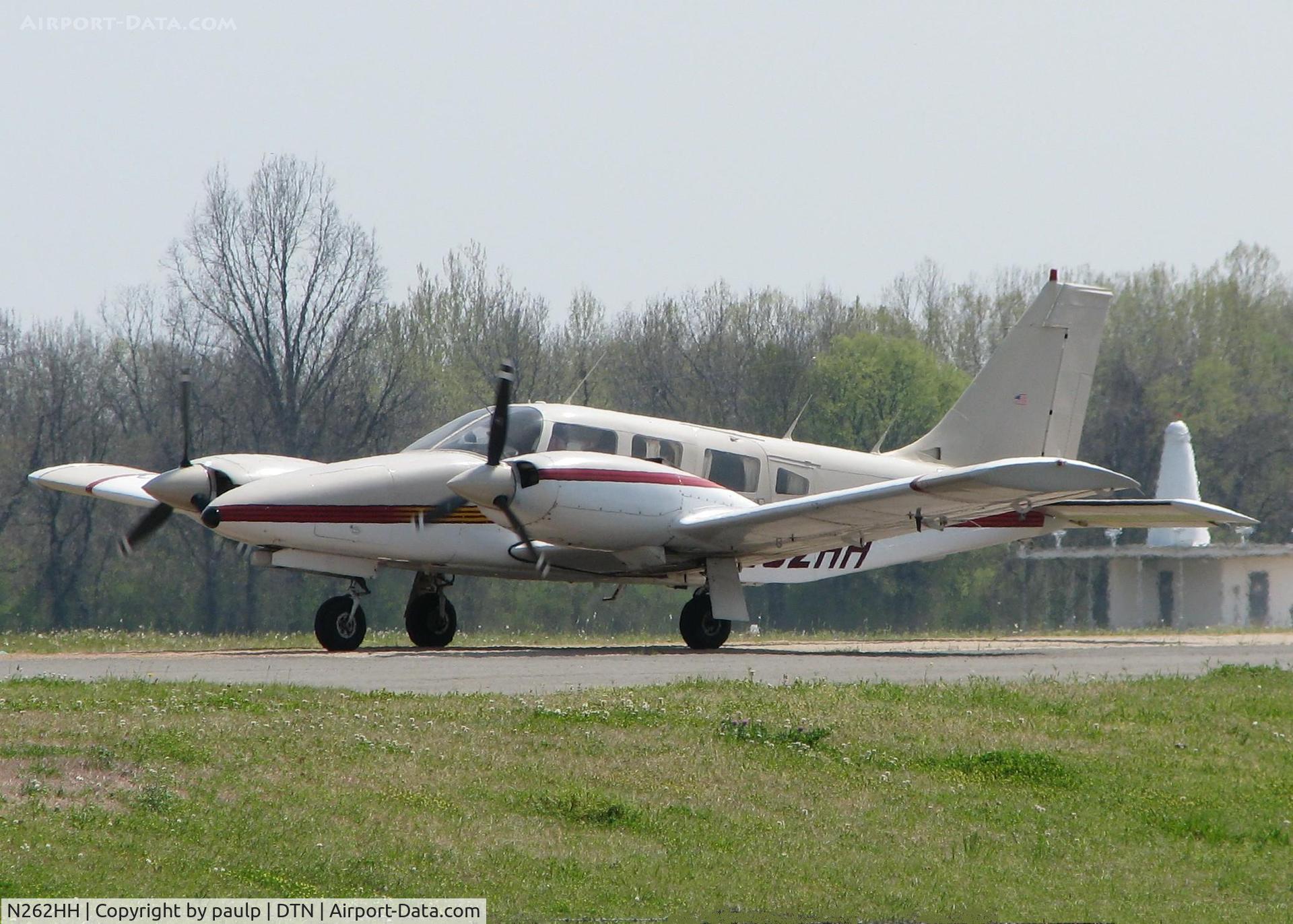 N262HH, 1978 Piper PA-34-200T C/N 34-7970017, Holding short of runway 14 waiting on landing traffic at the Shreveport Downtown airport.